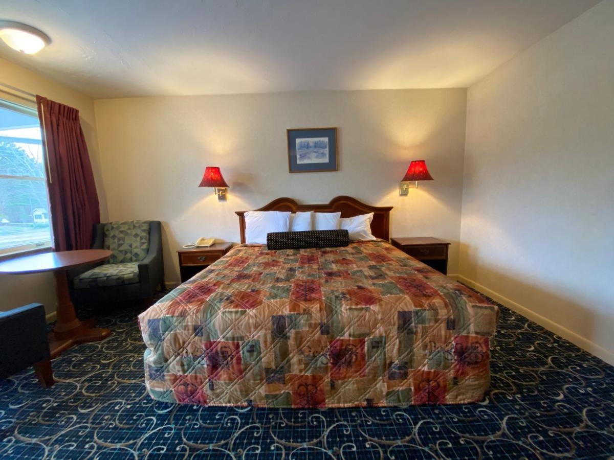 Economy Lodge 682 Main St סטרברידג' מראה חיצוני תמונה
