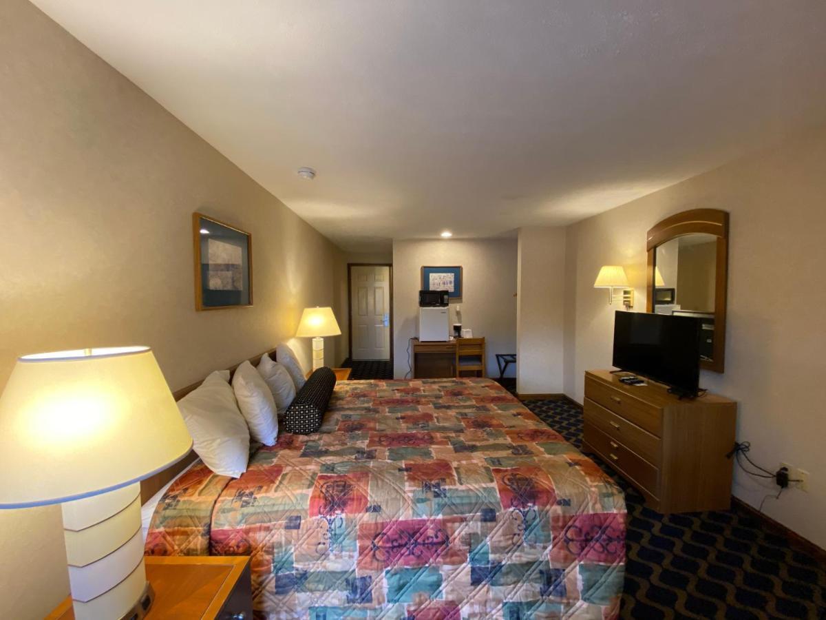 Economy Lodge 682 Main St סטרברידג' מראה חיצוני תמונה