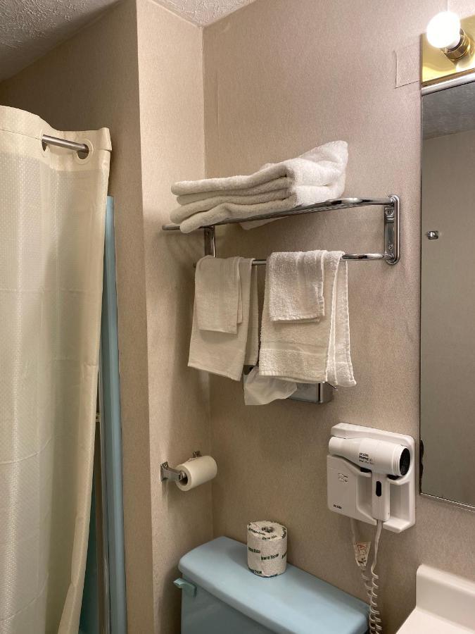 Economy Lodge 682 Main St סטרברידג' מראה חיצוני תמונה