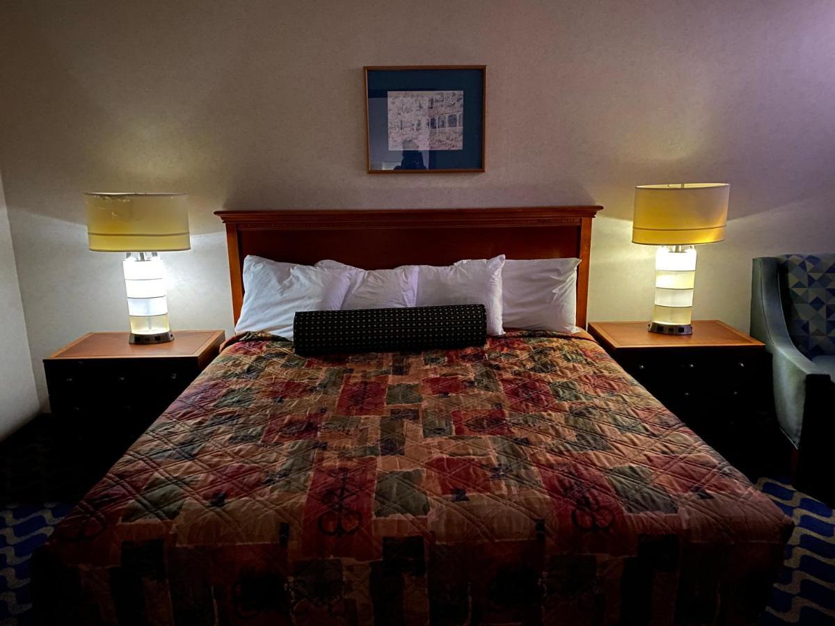 Economy Lodge 682 Main St סטרברידג' מראה חיצוני תמונה