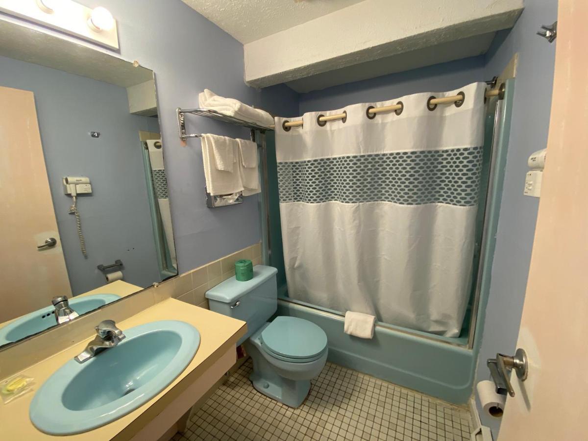Economy Lodge 682 Main St סטרברידג' מראה חיצוני תמונה