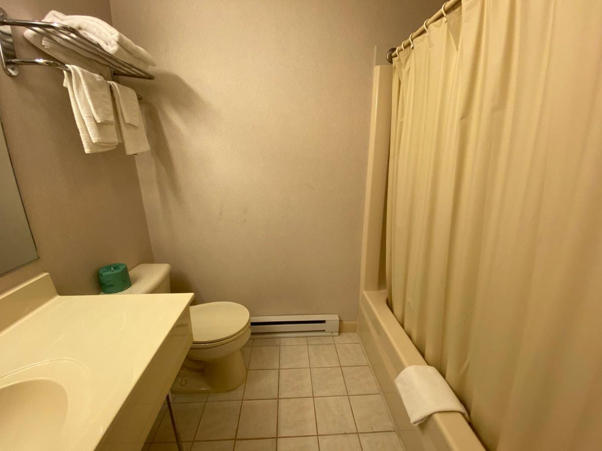 Economy Lodge 682 Main St סטרברידג' מראה חיצוני תמונה