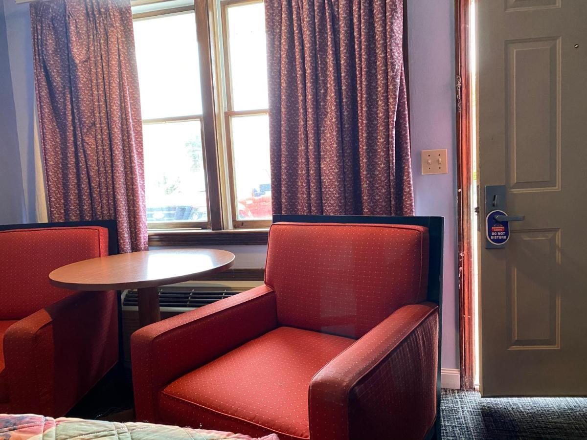 Economy Lodge 682 Main St סטרברידג' מראה חיצוני תמונה