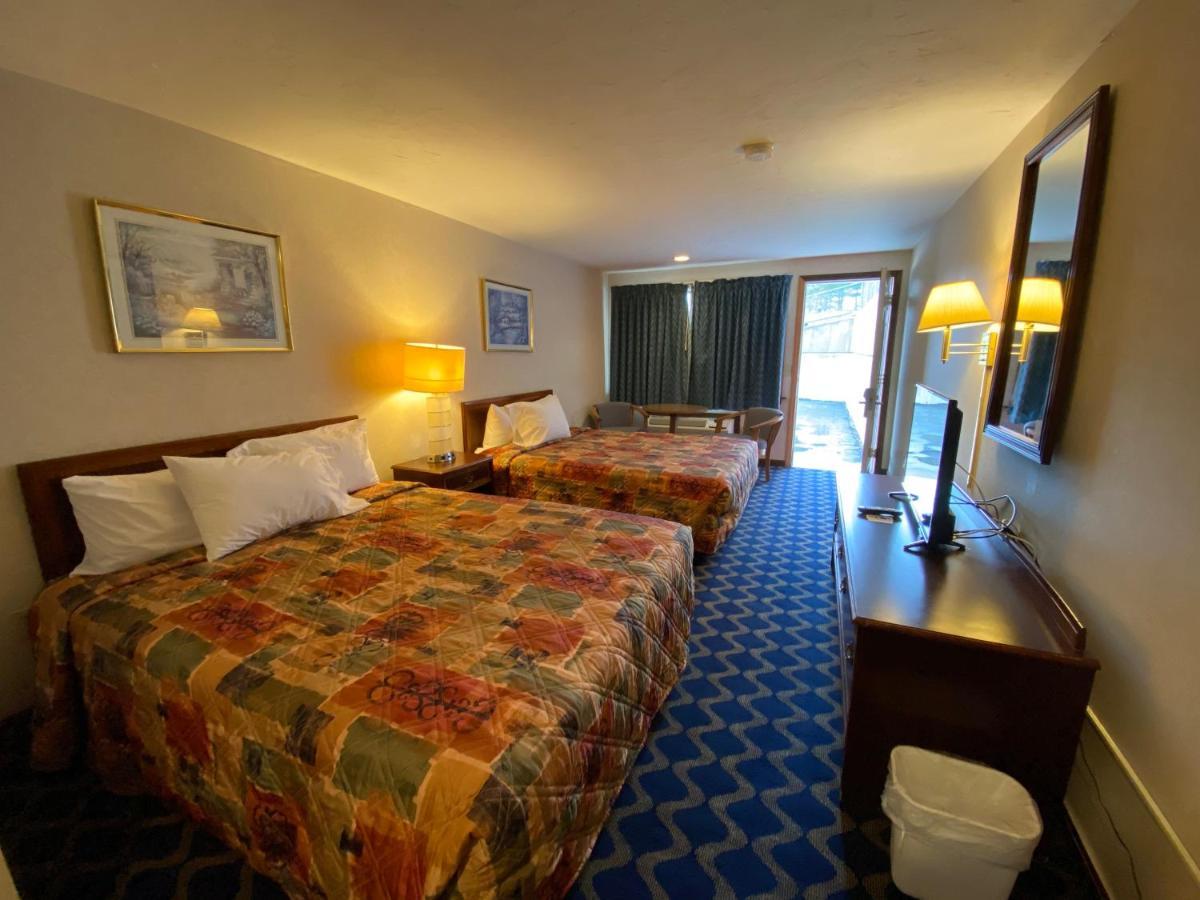 Economy Lodge 682 Main St סטרברידג' מראה חיצוני תמונה
