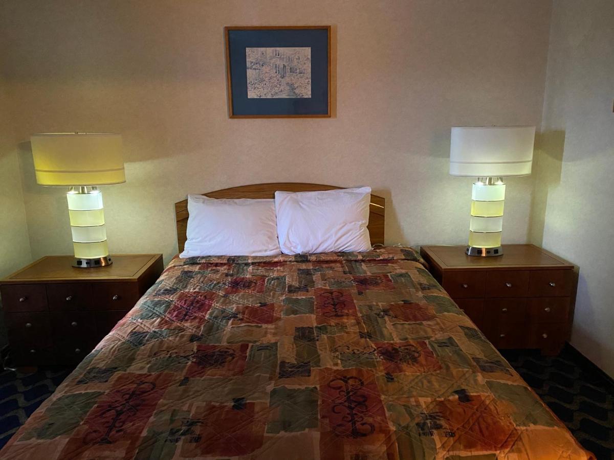 Economy Lodge 682 Main St סטרברידג' מראה חיצוני תמונה