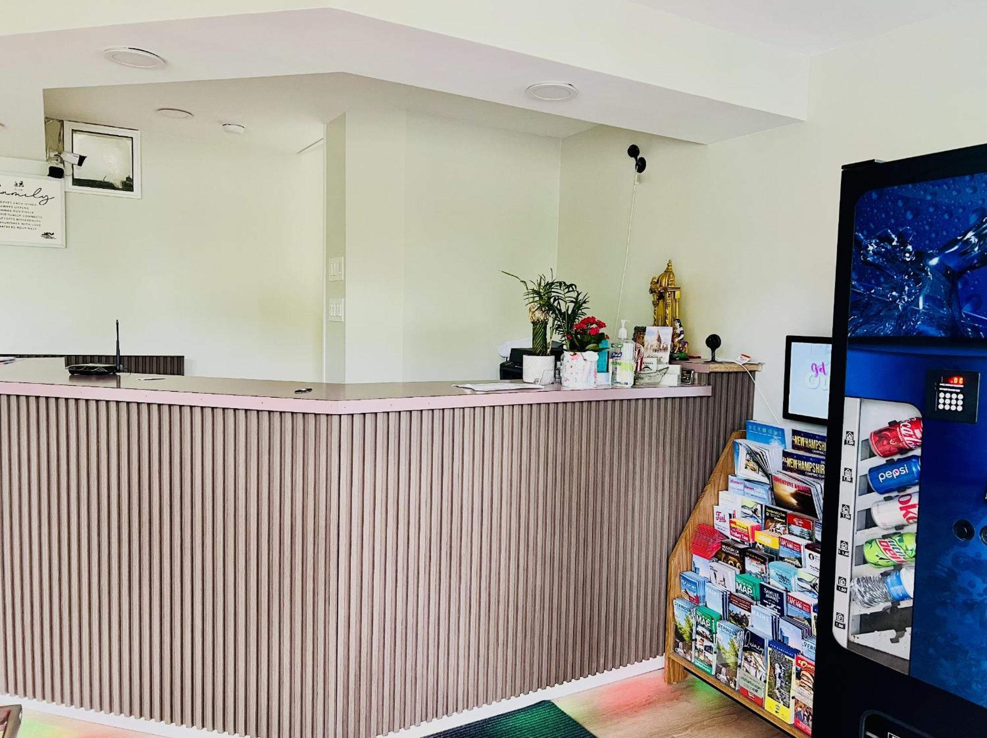 Economy Lodge 682 Main St סטרברידג' מראה חיצוני תמונה
