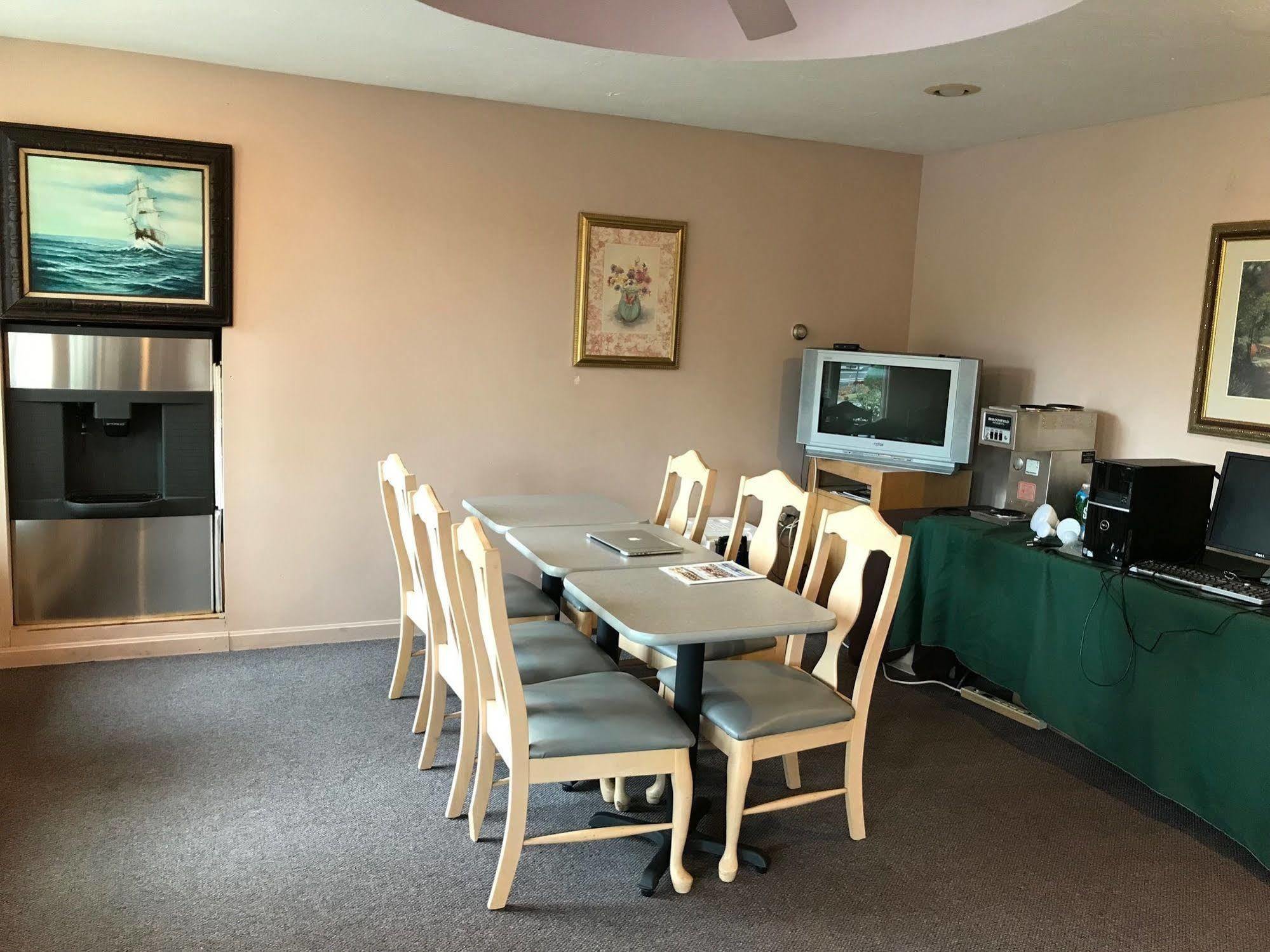 Economy Lodge 682 Main St סטרברידג' מראה חיצוני תמונה