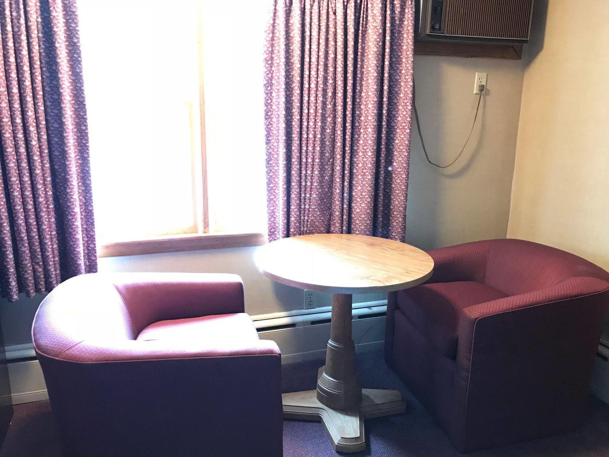 Economy Lodge 682 Main St סטרברידג' מראה חיצוני תמונה
