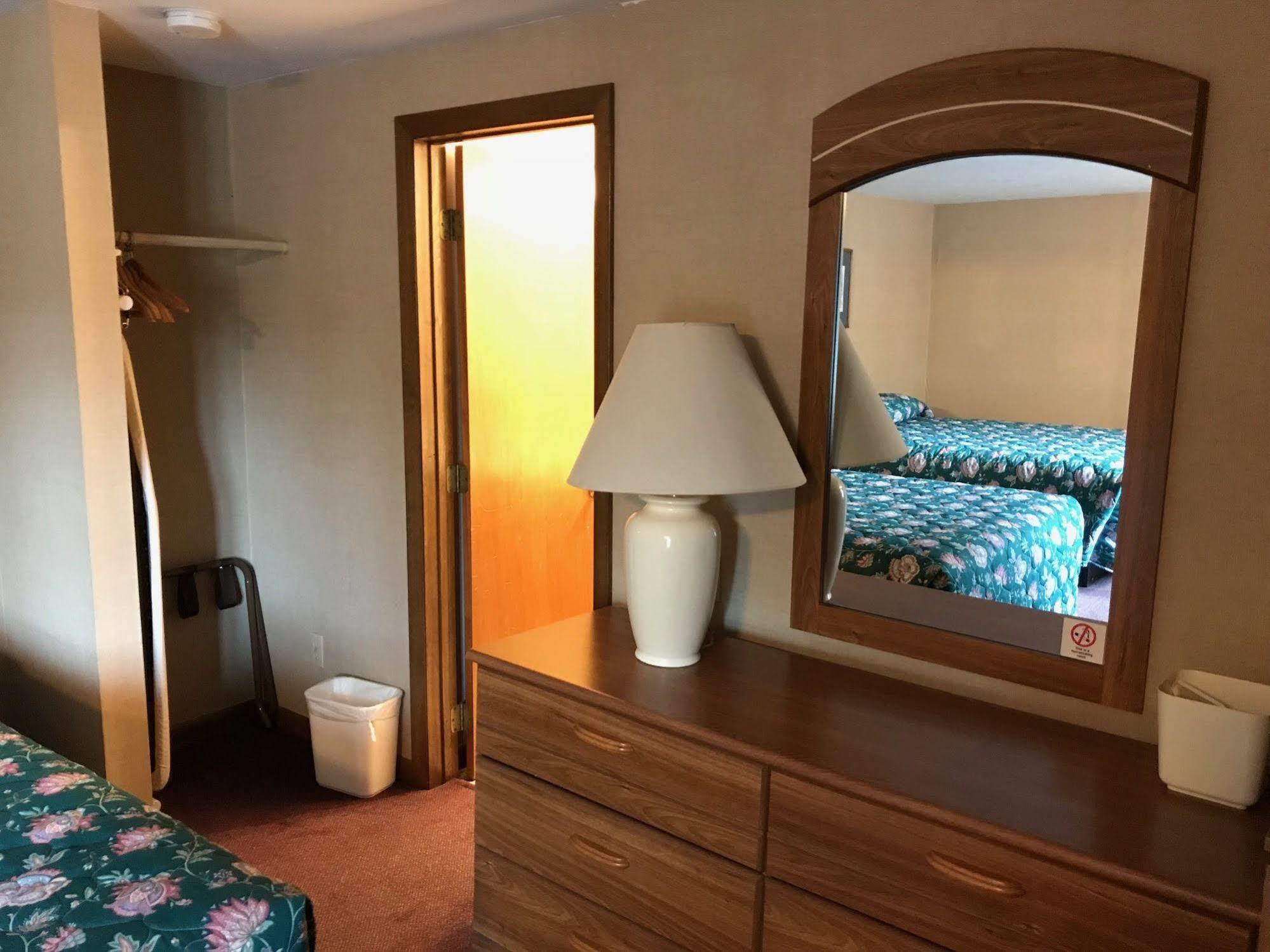 Economy Lodge 682 Main St סטרברידג' מראה חיצוני תמונה