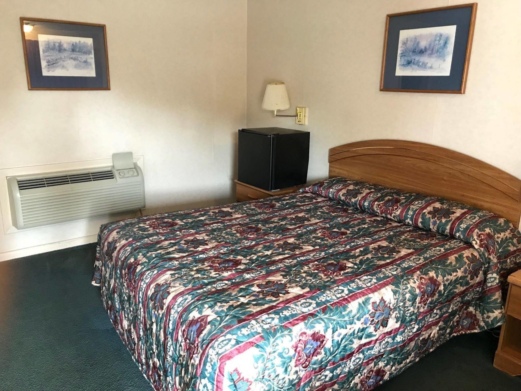 Economy Lodge 682 Main St סטרברידג' מראה חיצוני תמונה