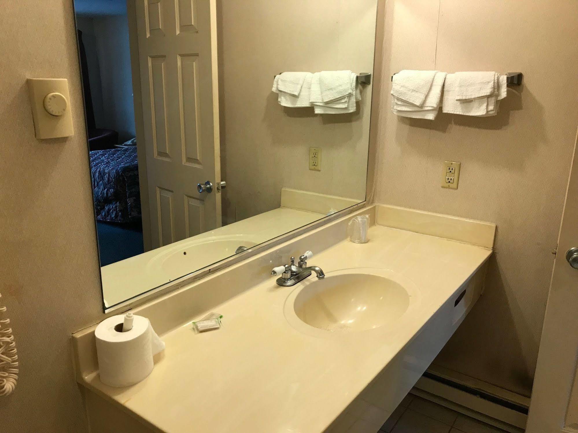 Economy Lodge 682 Main St סטרברידג' מראה חיצוני תמונה