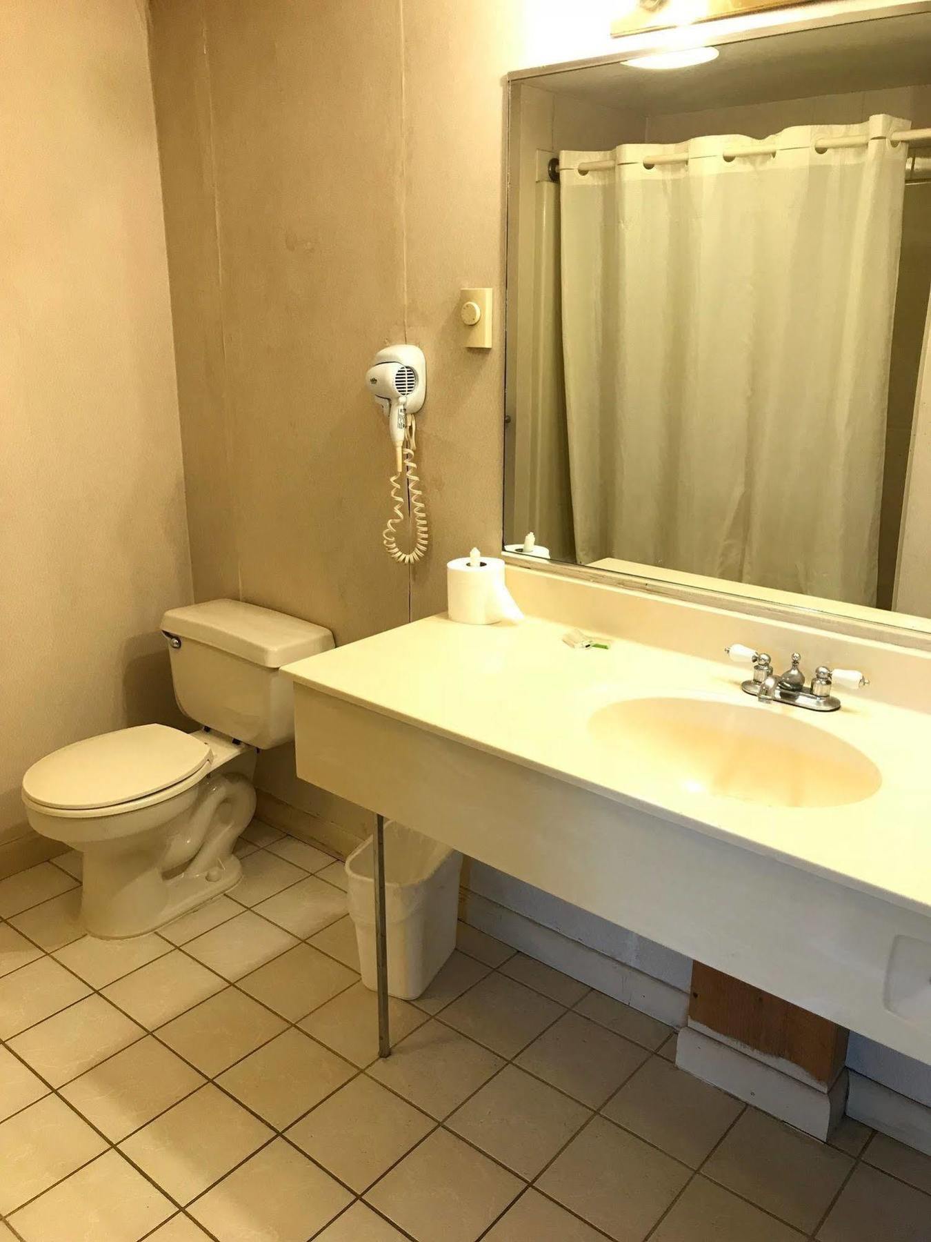 Economy Lodge 682 Main St סטרברידג' מראה חיצוני תמונה